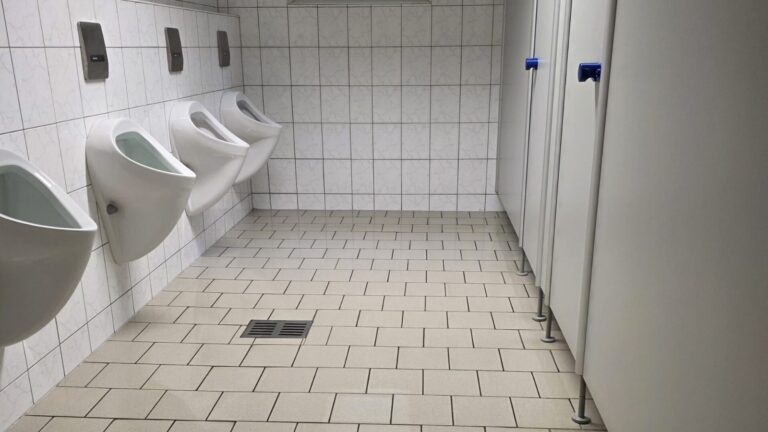 Gereinigtes Herren-WC mit Urinalen und Fliesenboden