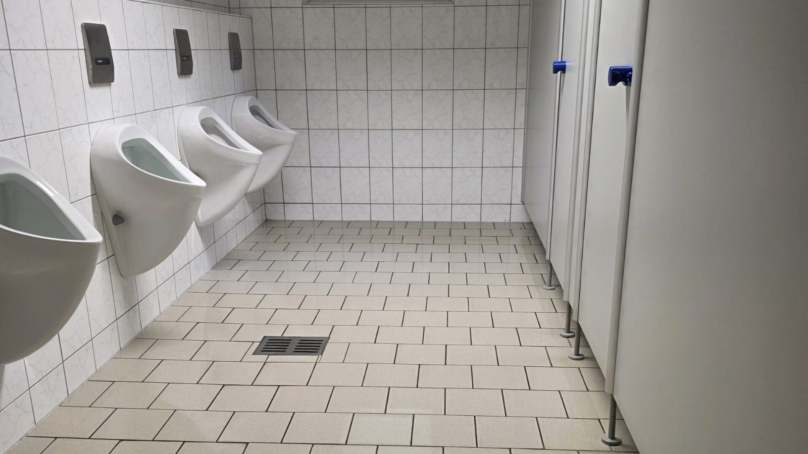 Gereinigtes Herren-WC mit Urinalen