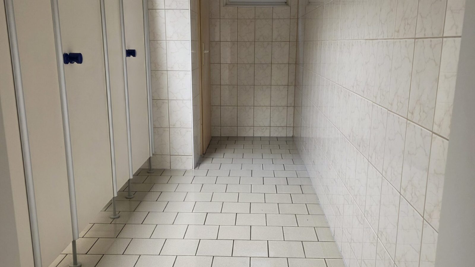 Gereinigte WC-Anlage mit Kabinen — Unterhaltsreinigung Grafing