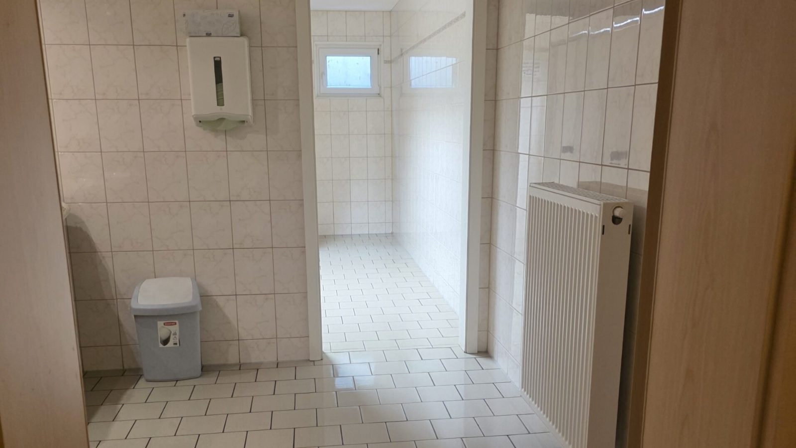 Gereinigter WC-Vorraum mit Handtuchspender