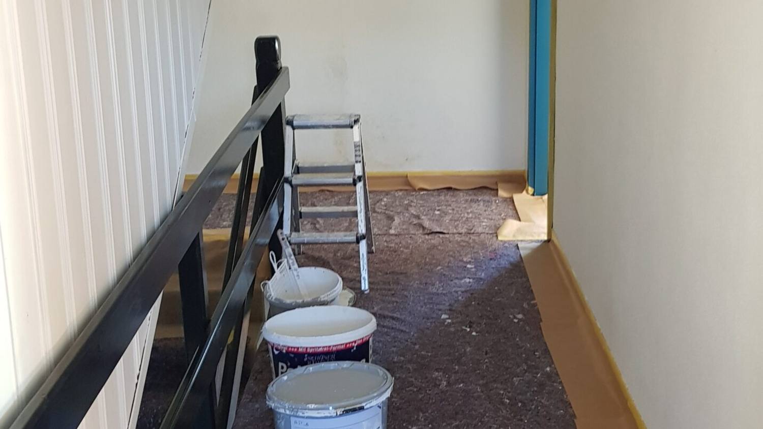 Flur und Treppenaufgang mit abgedecktem Boden und abgeklebten Zargen