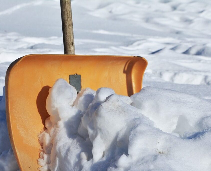 snow shovel 2001776 1280 Schneeschaufel im Wintereinsatz — Winterdienst Ebersberg Sykora