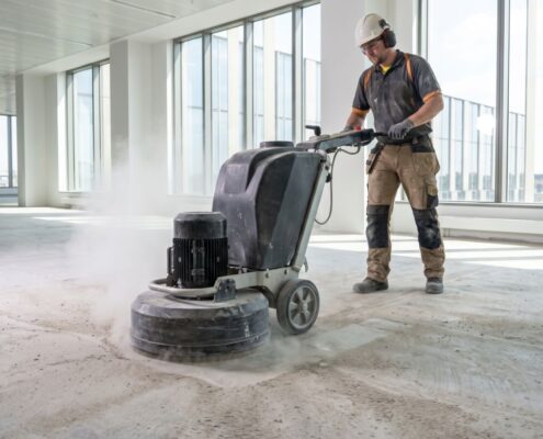 Maschinelle Grundreinigung eines Industriebodens