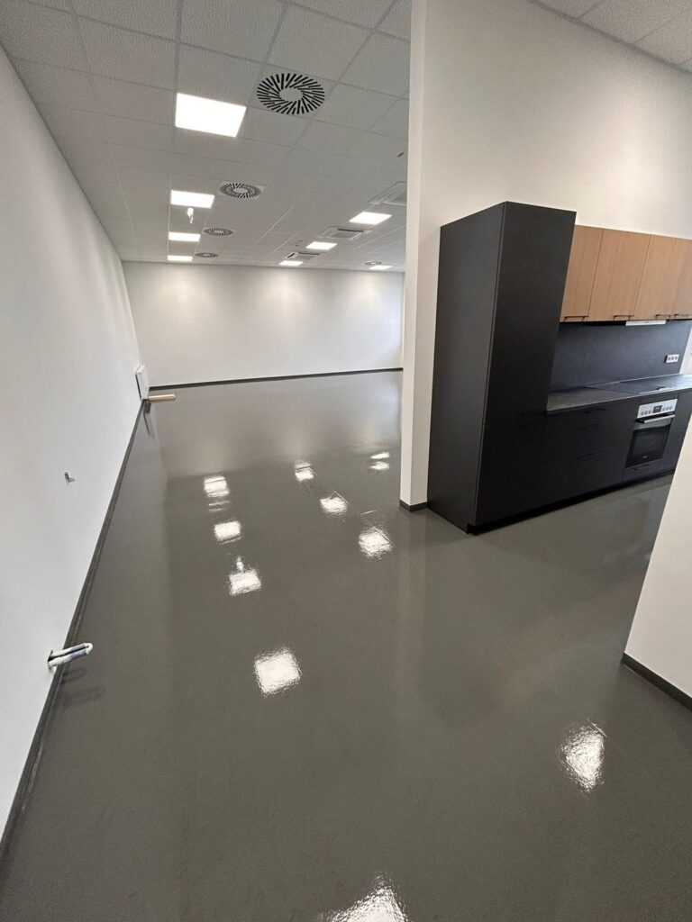 Teeküche einer Büroetage mit frisch gereinigtem Boden