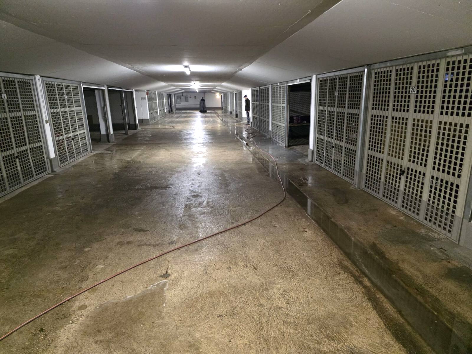 Tiefgarage während der Reinigung, nasse abgezogene Fahrgasse