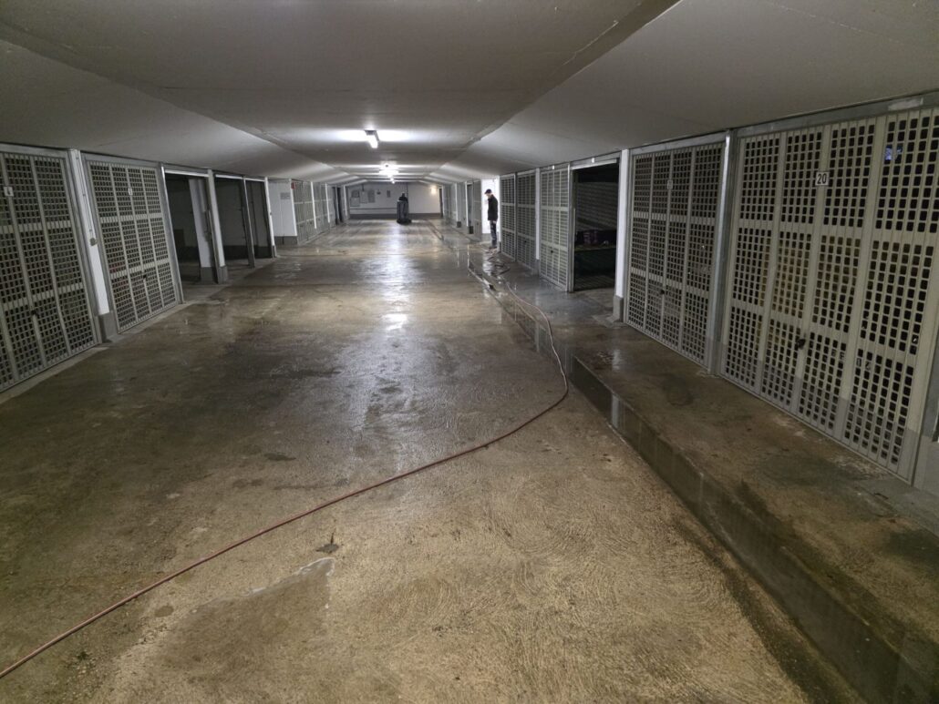 Kellergang einer Tiefgarage nach der Reinigung