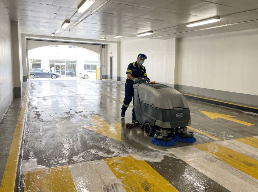Reinigung einer Ein-/Ausfahrtsrampe
