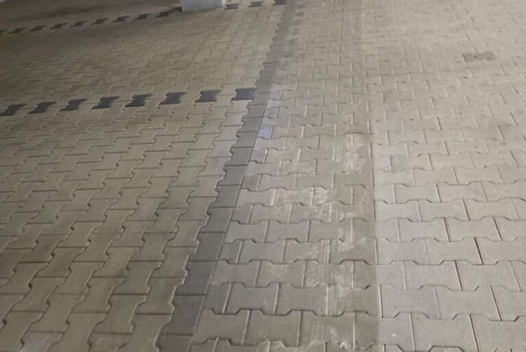 Gepflasterter Boden, links vor der Reinigung, rechts danach