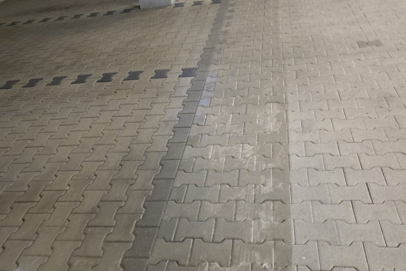 Tiefgaragenreinigung: gepflasterter Boden, links vor der Reinigung, rechts danach