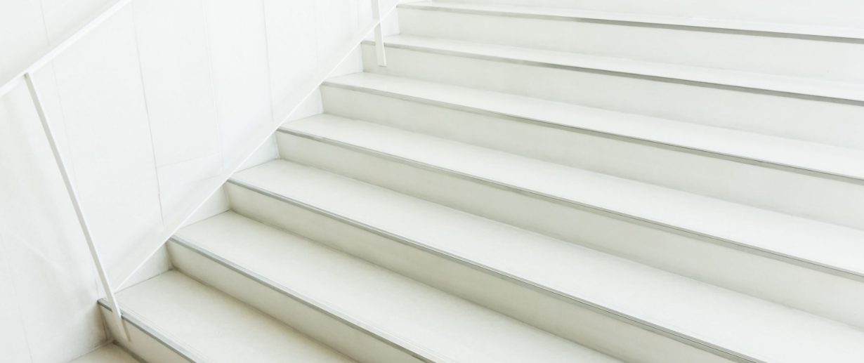 treppenhausreinigung ebersberg treppe Treppenhausreinigung: Treppe in einem Mehrfamilienhaus, regelmäßige Reinigung durch Sykora