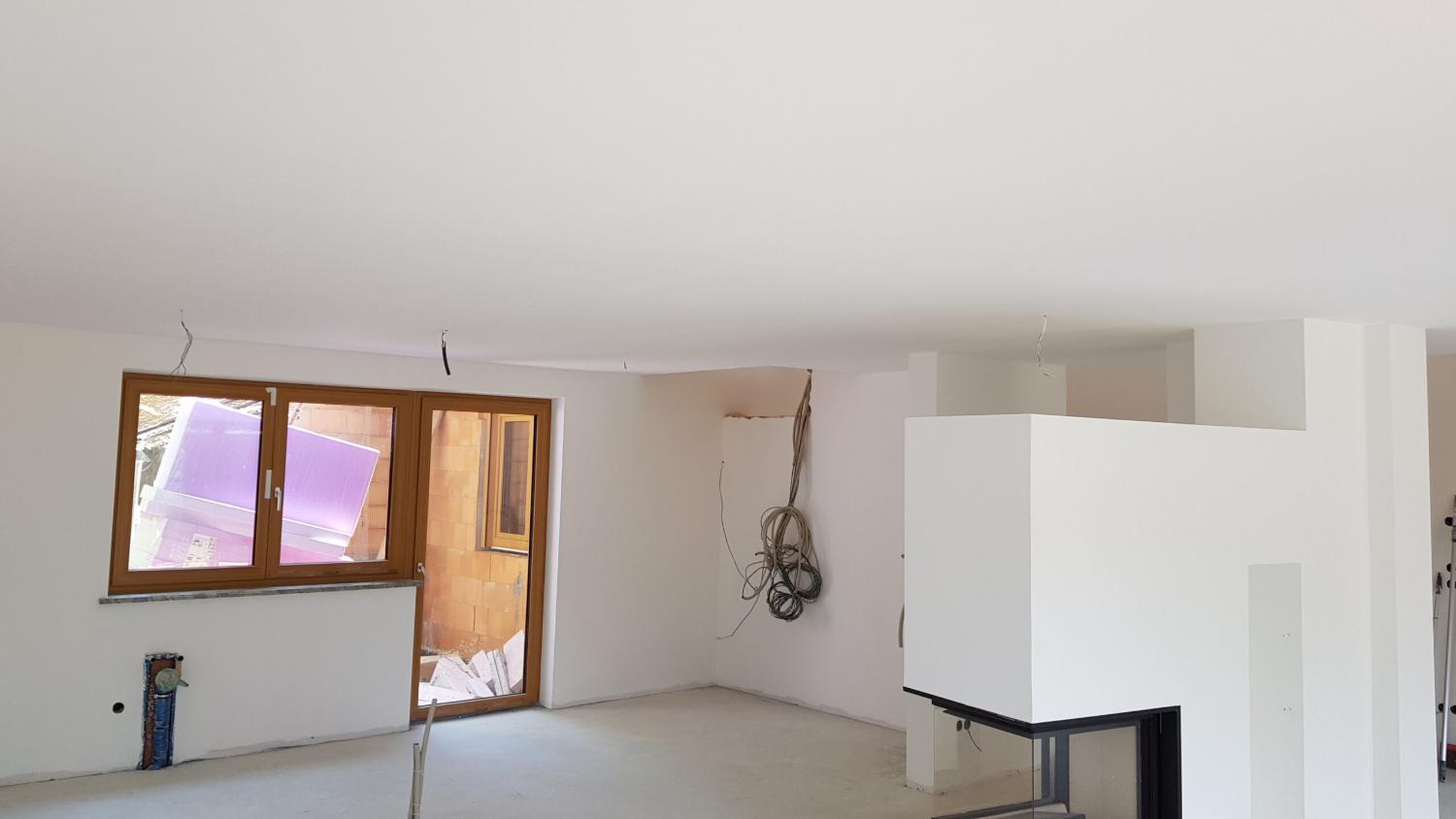 Derselbe Wohnraum zwei Wochen später mit fertig gespachtelten Wänden und Decke