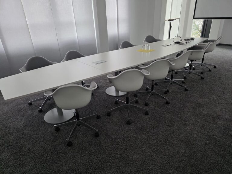 Büroreinigung: gereinigter Besprechungsraum mit langem Konferenztisch