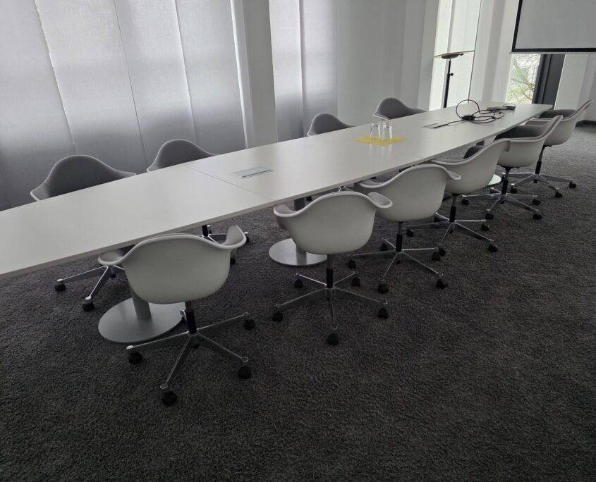 Büroreinigung: gereinigter Besprechungsraum mit langem Konferenztisch