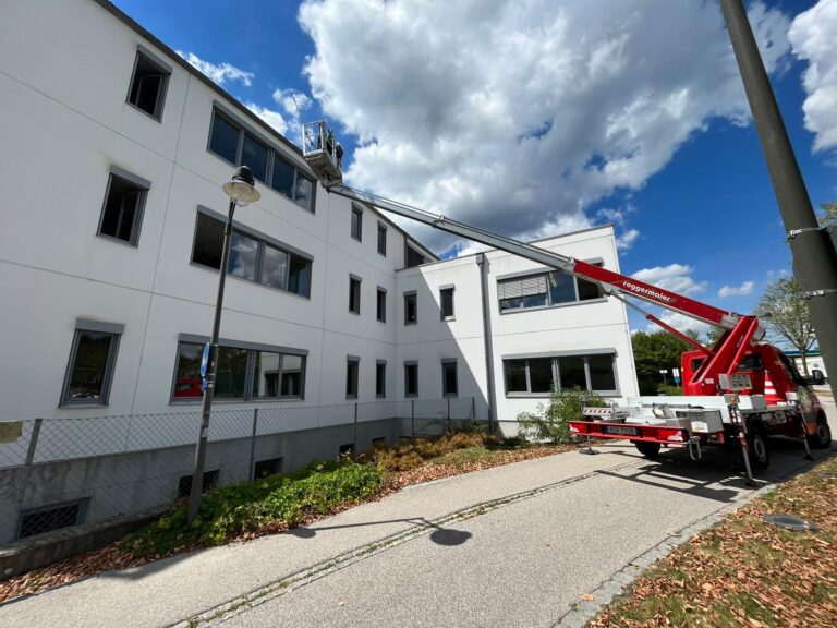 Hubarbeitsbühne im Einsatz an einem dreistöckigen Bürogebäude